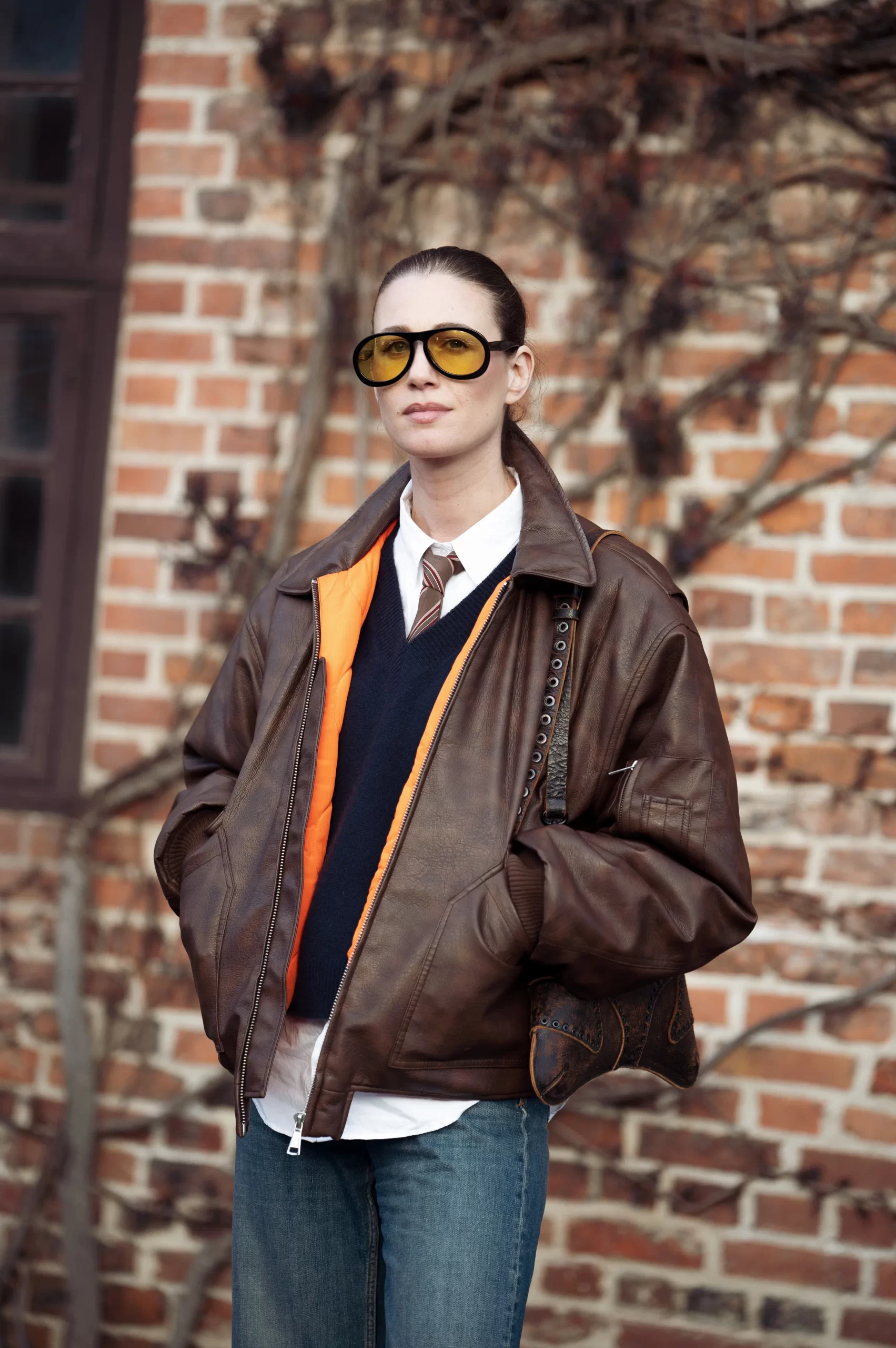 Een streetstyler in Kopenhagen draagt een overhemd met een stropdas