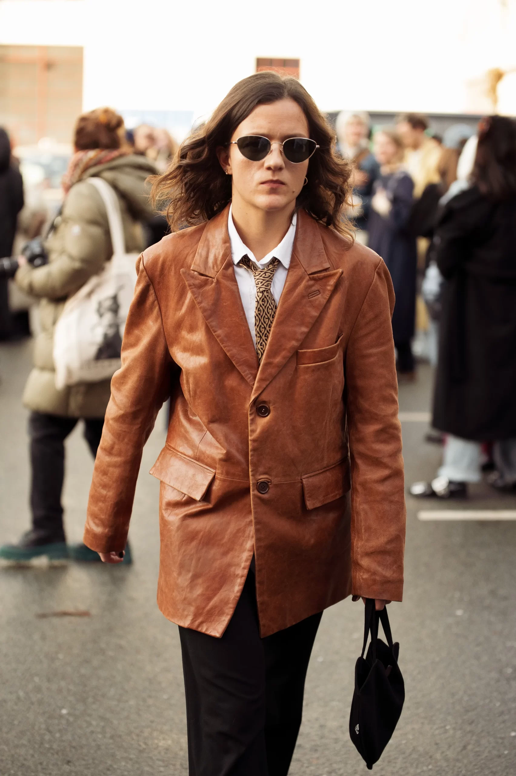 Een streetstyler in Kopenhagen draagt een blouse met een das