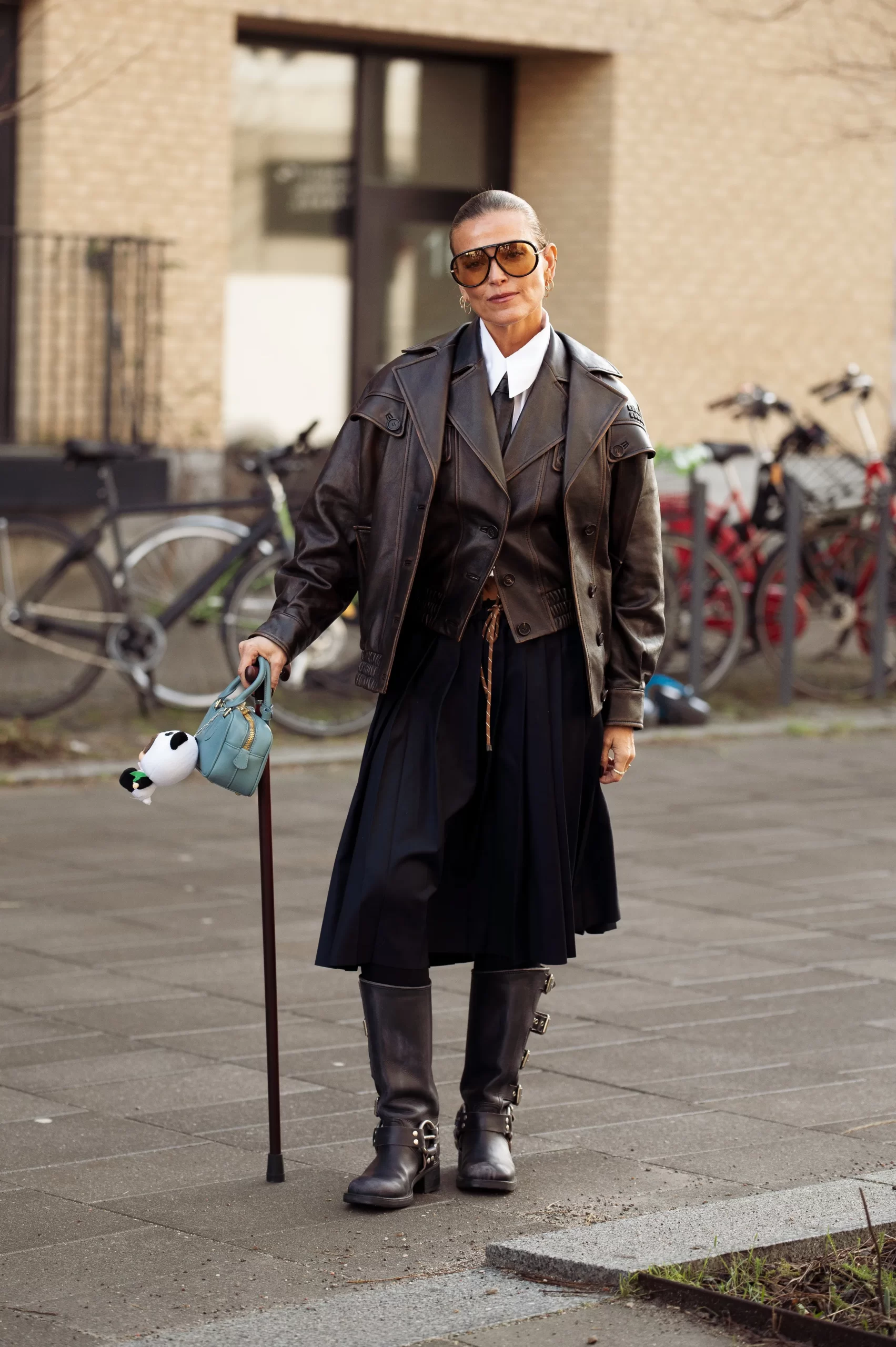 Een streetstyler in Kopenhagen draagt een blouse met een das