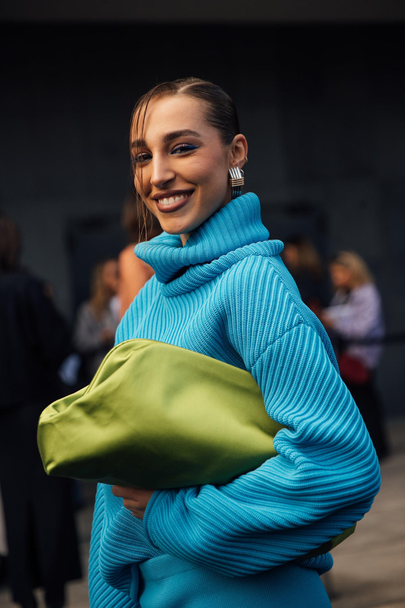 Een blauwe streetstylelook in het kader van Blue Monday