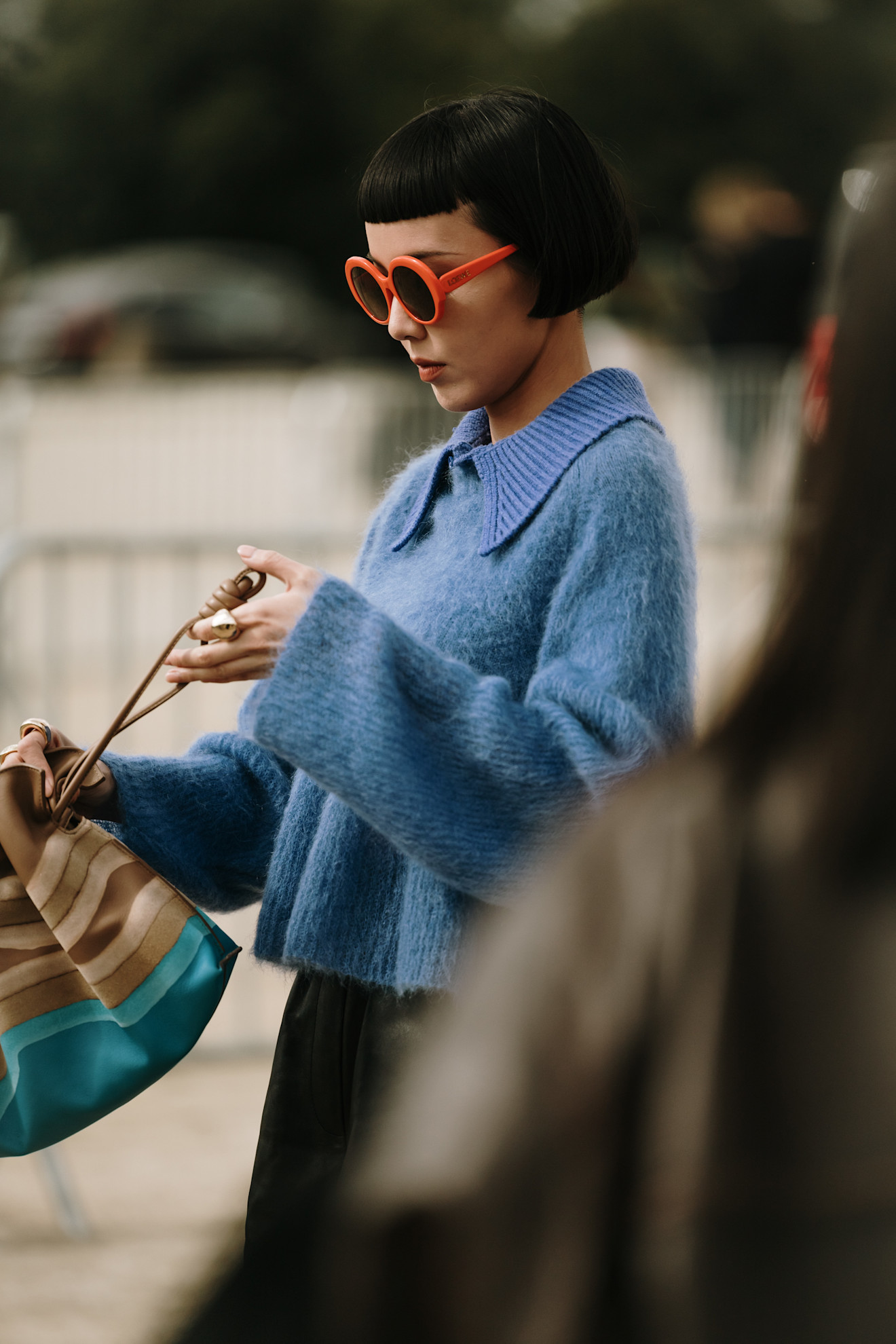 Een blauwe streetstylelook in het kader van Blue Monday