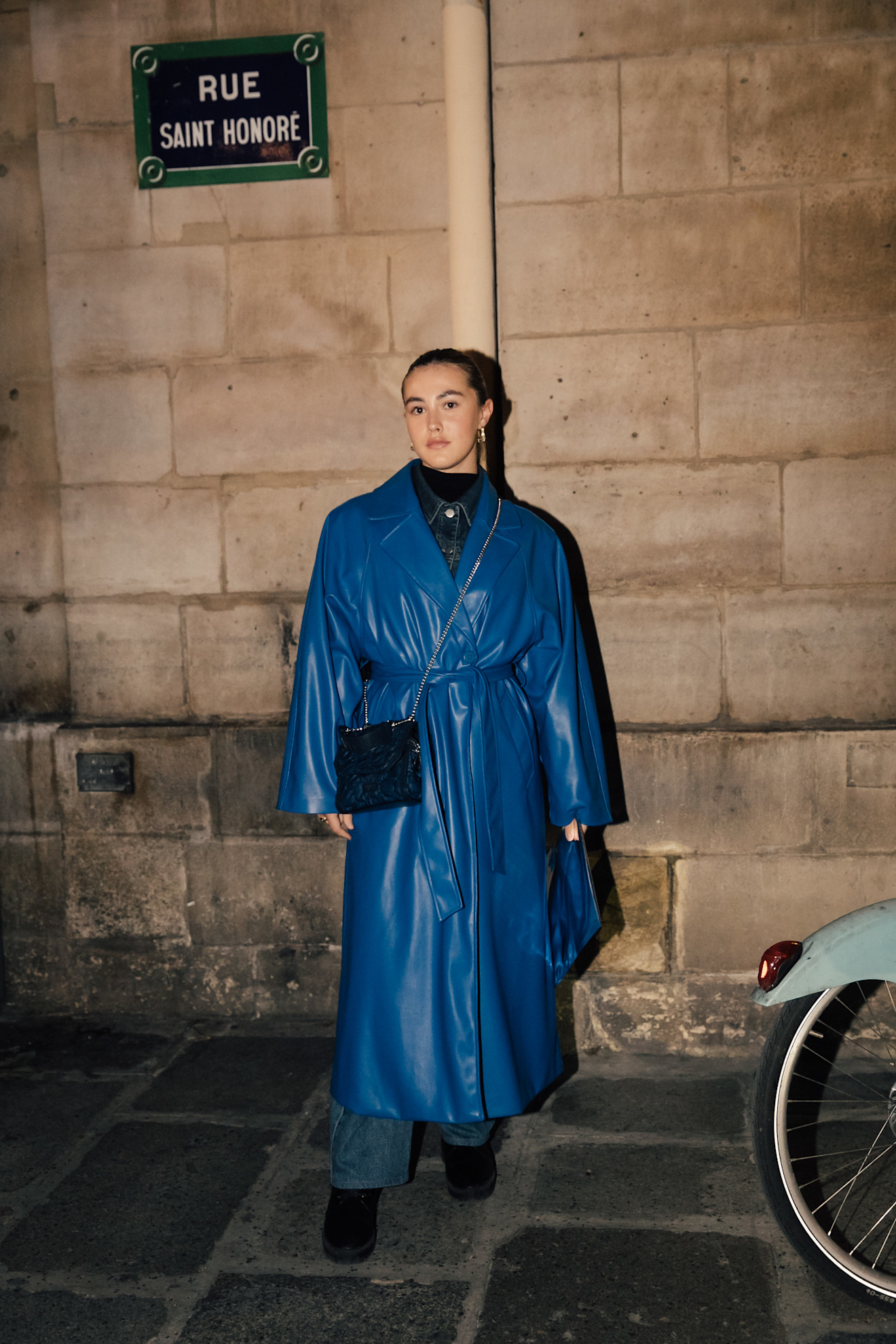 Een blauwe streetstylelook in het kader van Blue Monday