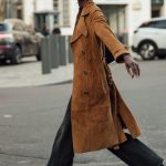 Vrouw kijkt gelukkig.