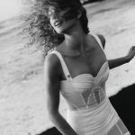 Vogue model op strand met goed haar