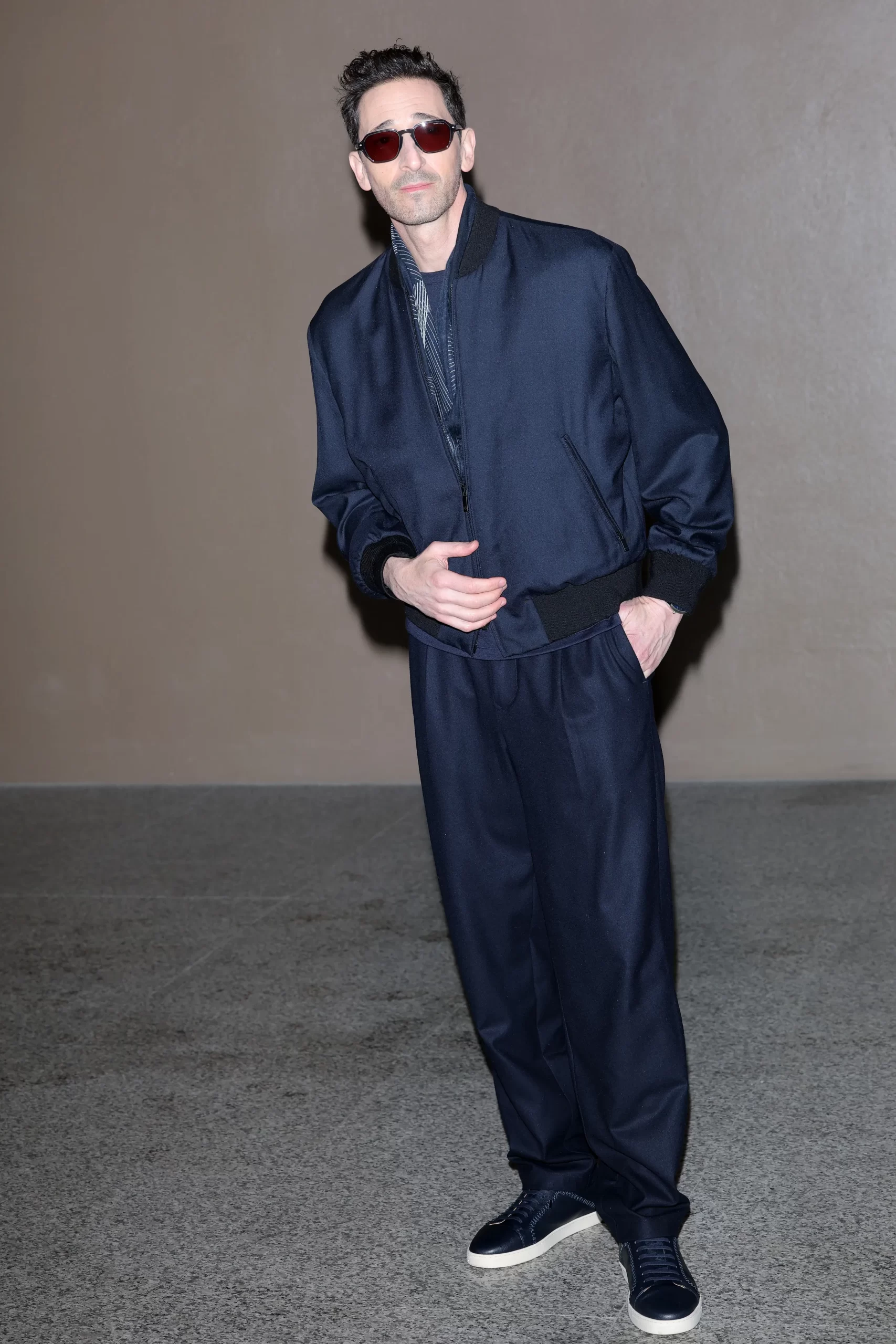 Adrien Brody bij Giorgio Armani is een van de beroemdheden bij de herfst/winter 2025-mannenmodeshows