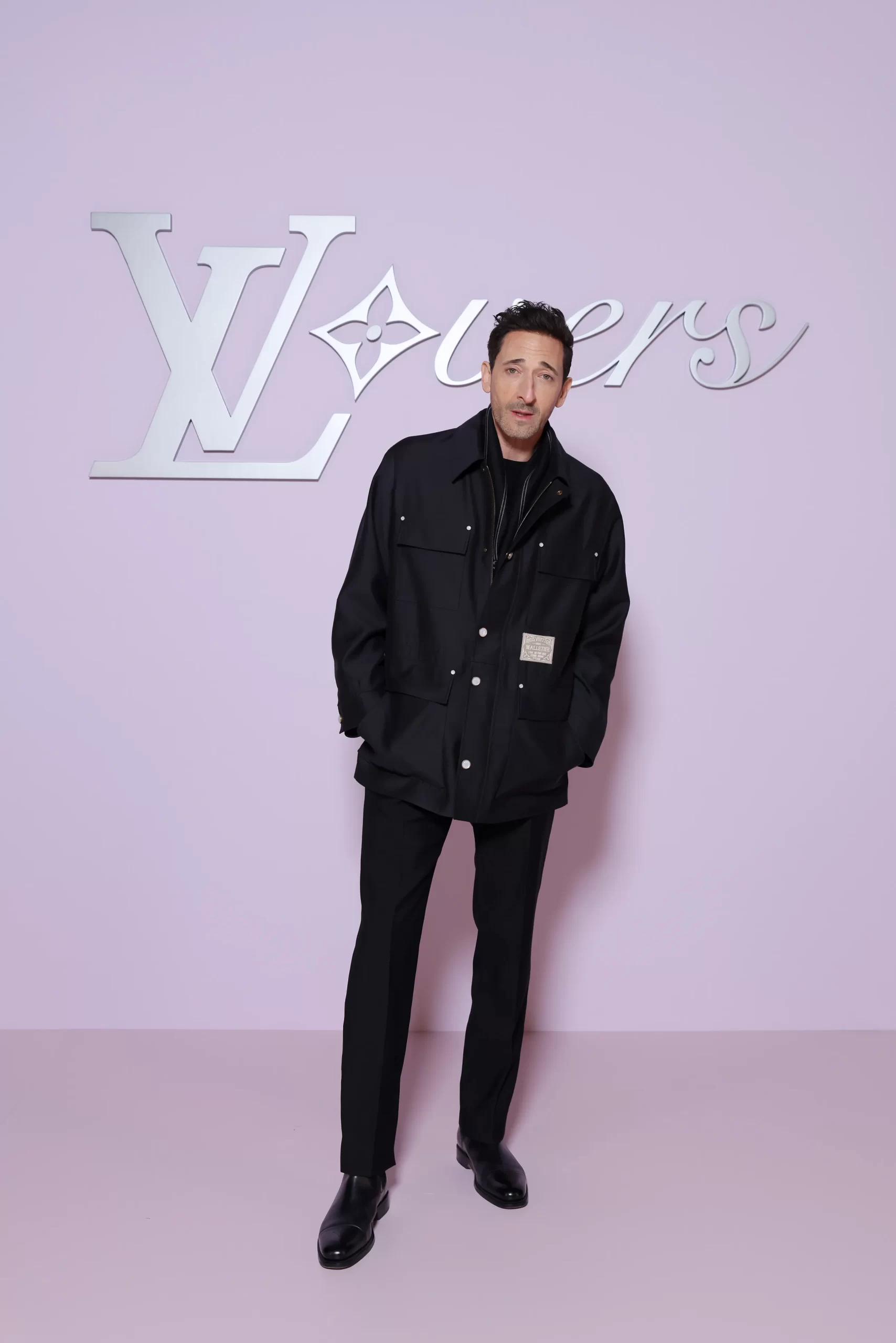 Adrien Brody bij de herfst/winter 2025-mannenmodeshow van Louis Vuitton