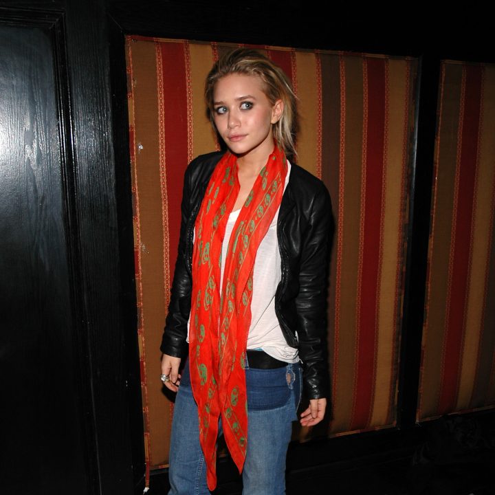 maakt-de-skull-scarf-van-alexander-mcqueen-een-comeback-330061