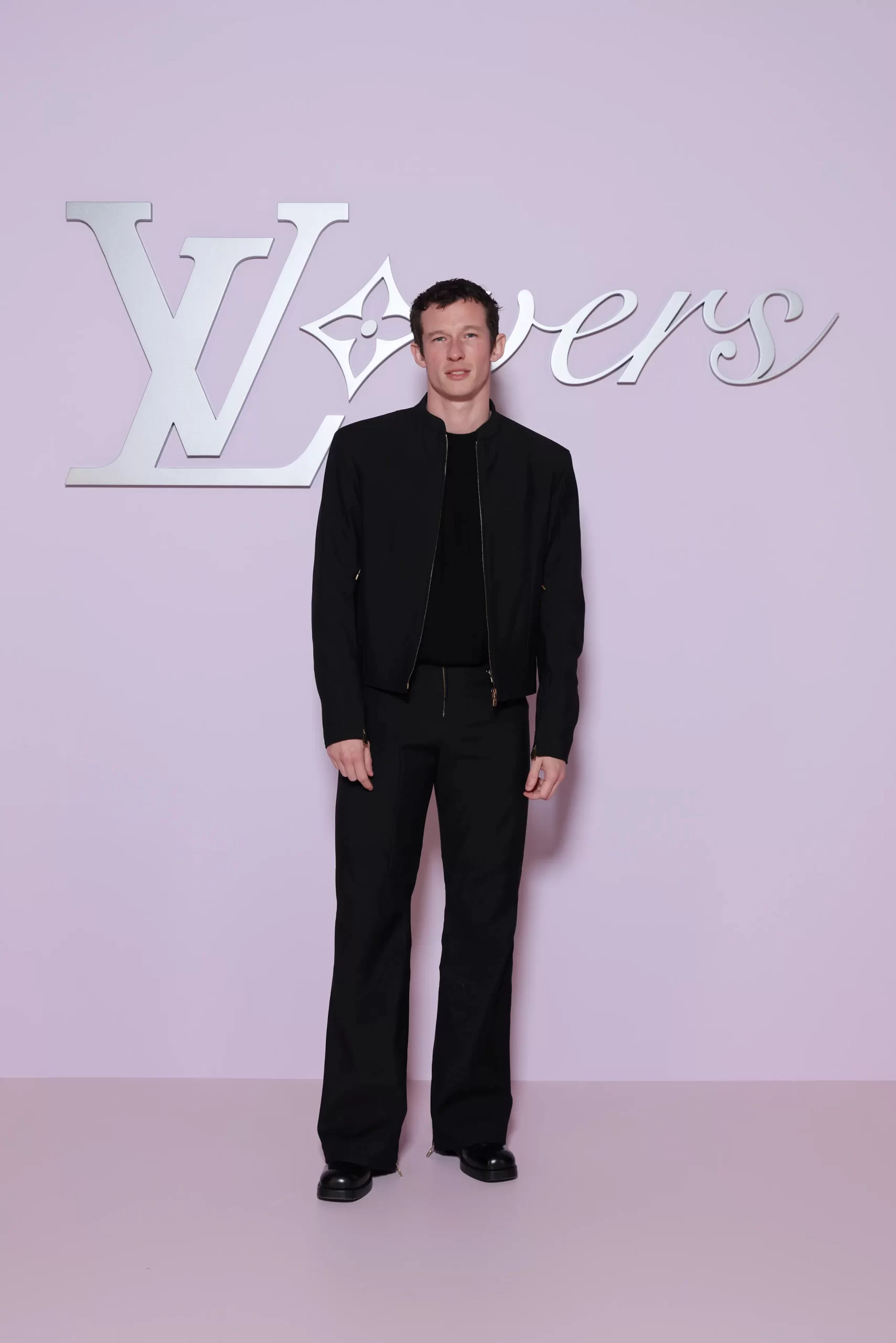 Callum Turner bij de herfst/winter 2025-mannenmodeshow van Louis Vuitton