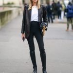 Camille Charriere in een legging met laarzen