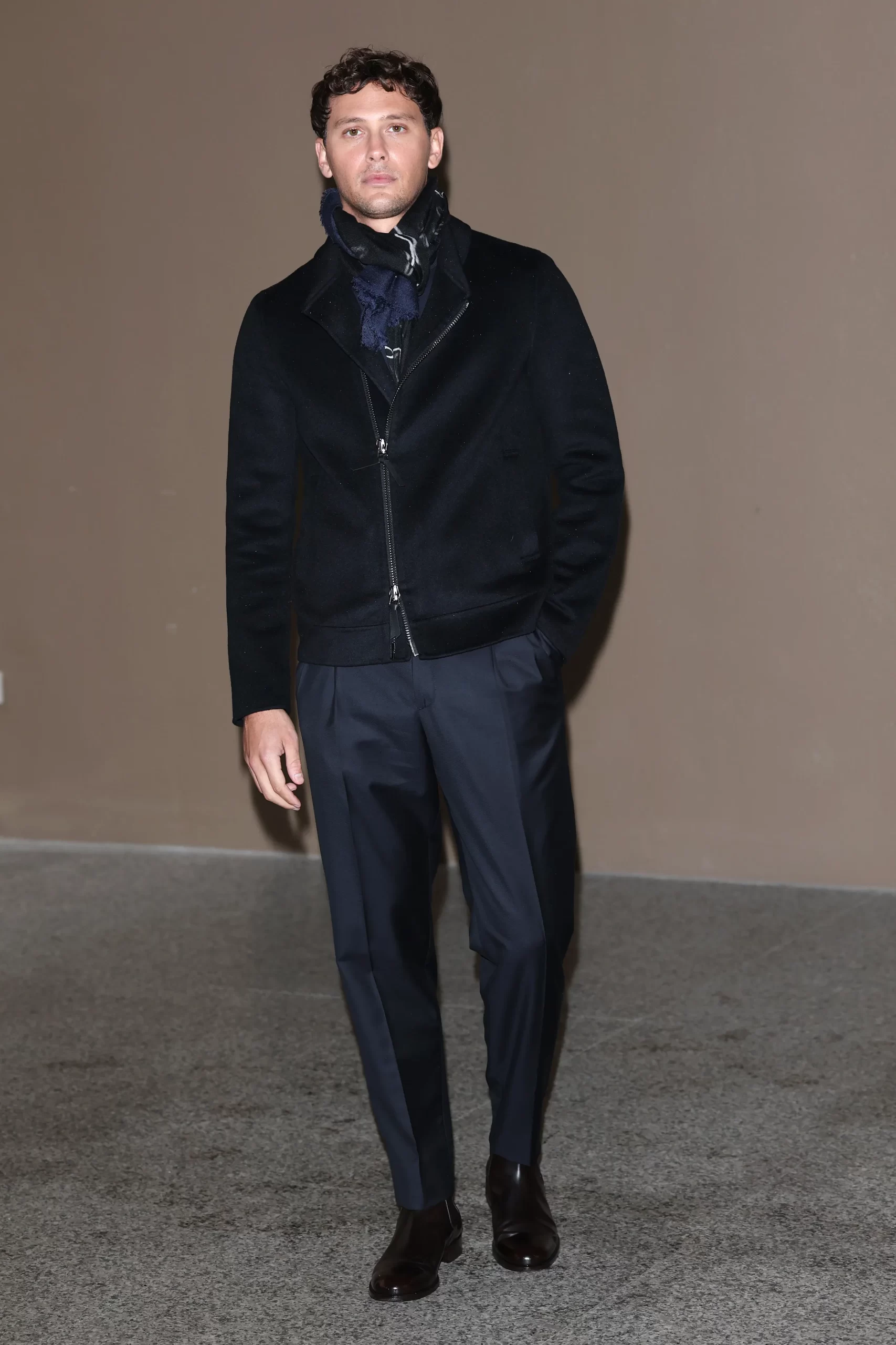 Cooper Koch bij Giorgio Armani is een van de beroemdheden bij de herfst/winter 2025-mannenmodeshows