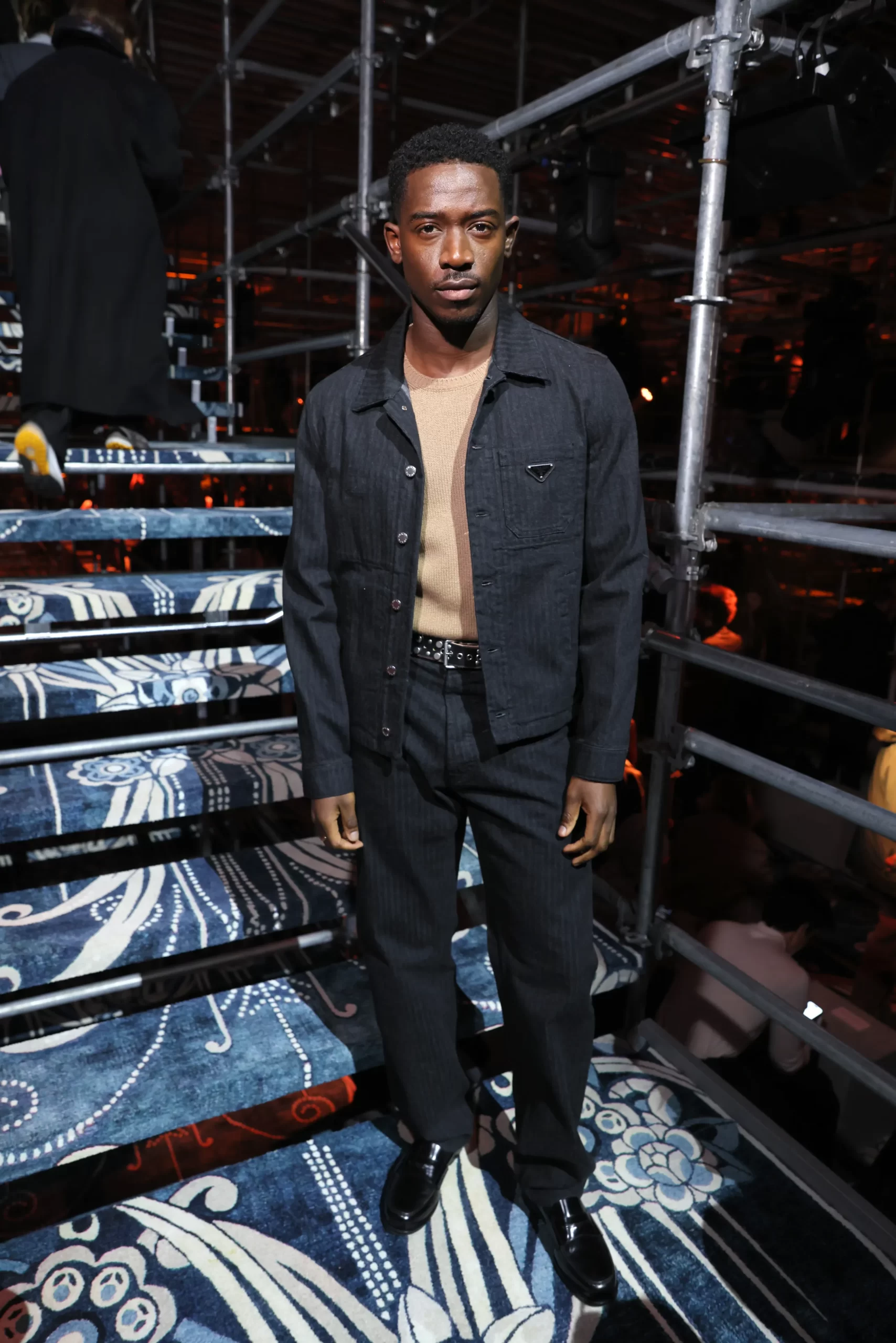 Damson Idris bij Prada is een van de beroemdheden bij de herfst/winter 2025-mannenmodeshows