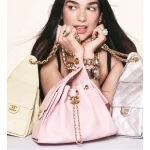 Dua Lipa is het nieuwe gezicht van de Chanel 25 tas