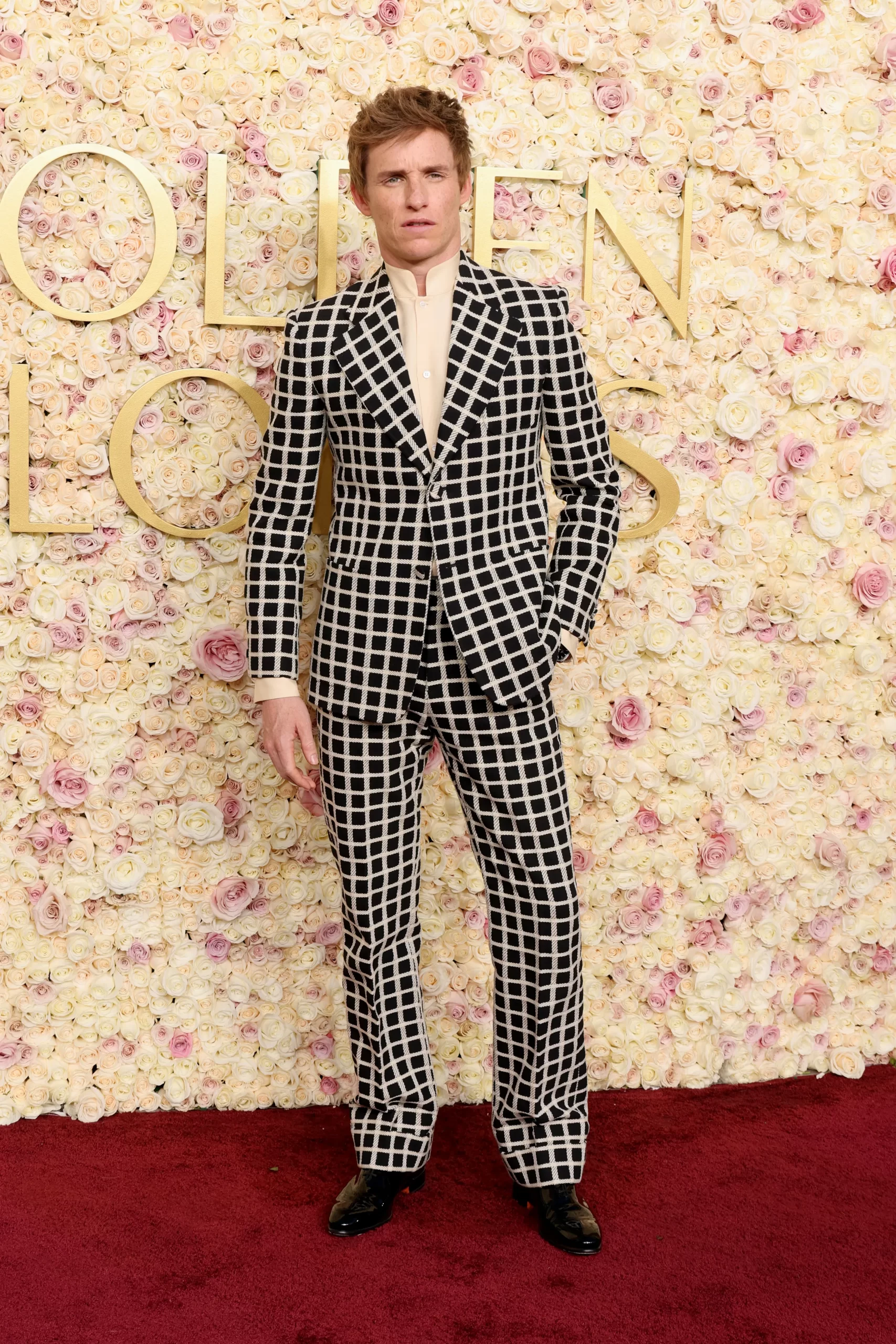 Eddie Redmayne in Valentino bij de Golden Globes 2025