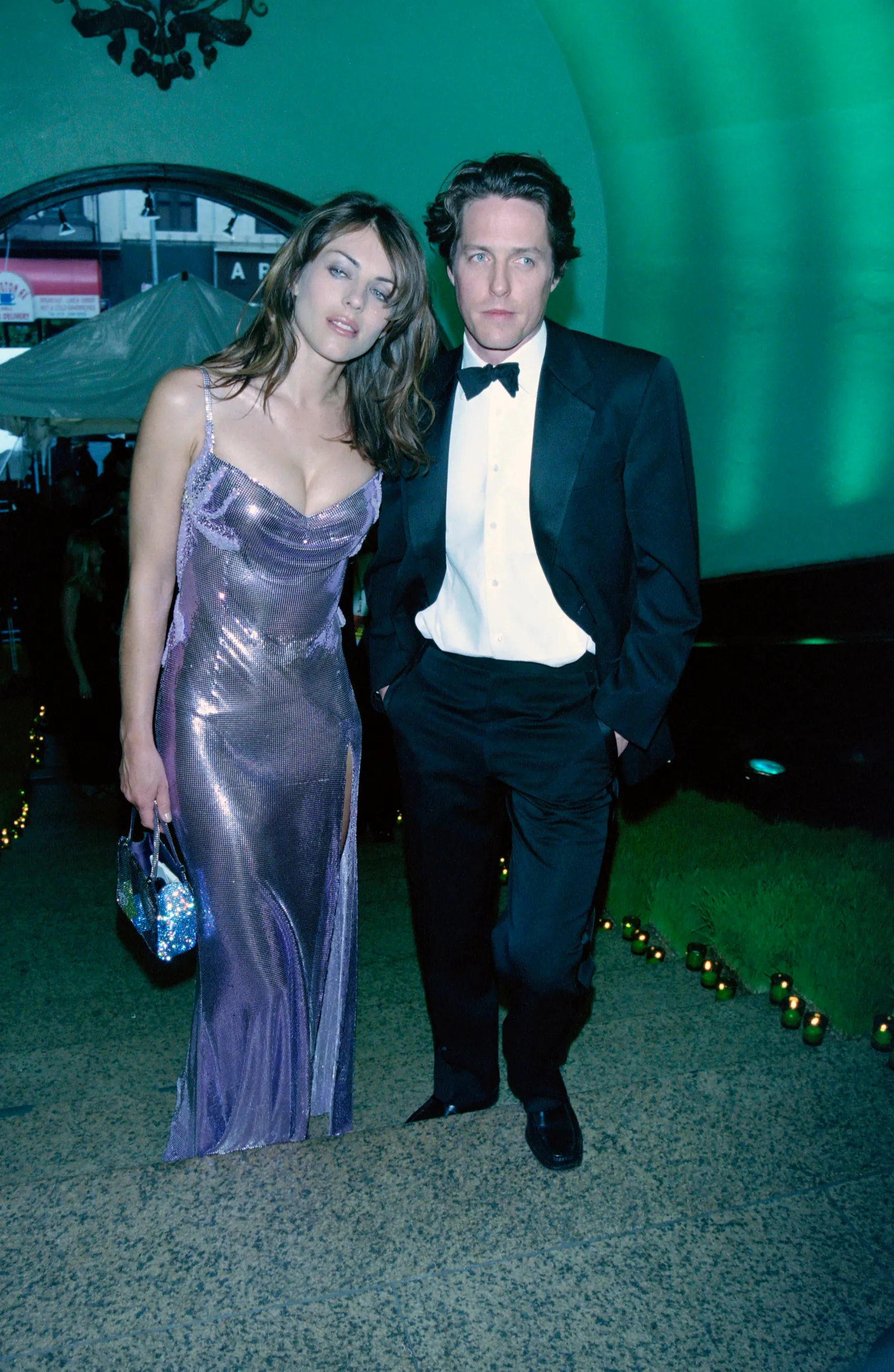Elizabeth Hurley en Hugh Grant bij de CFDA Awards in 1999