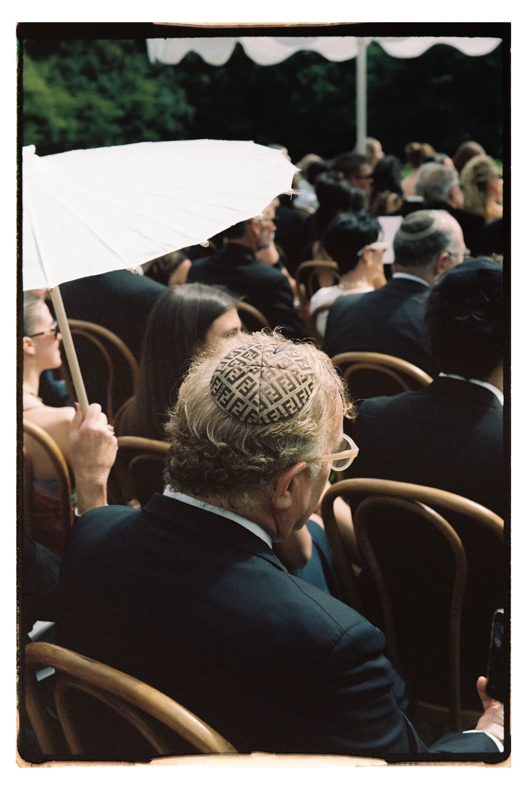 Gast tijdens de bruiloft