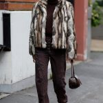 Een streetstyle-ster draagt een fluffy jasje