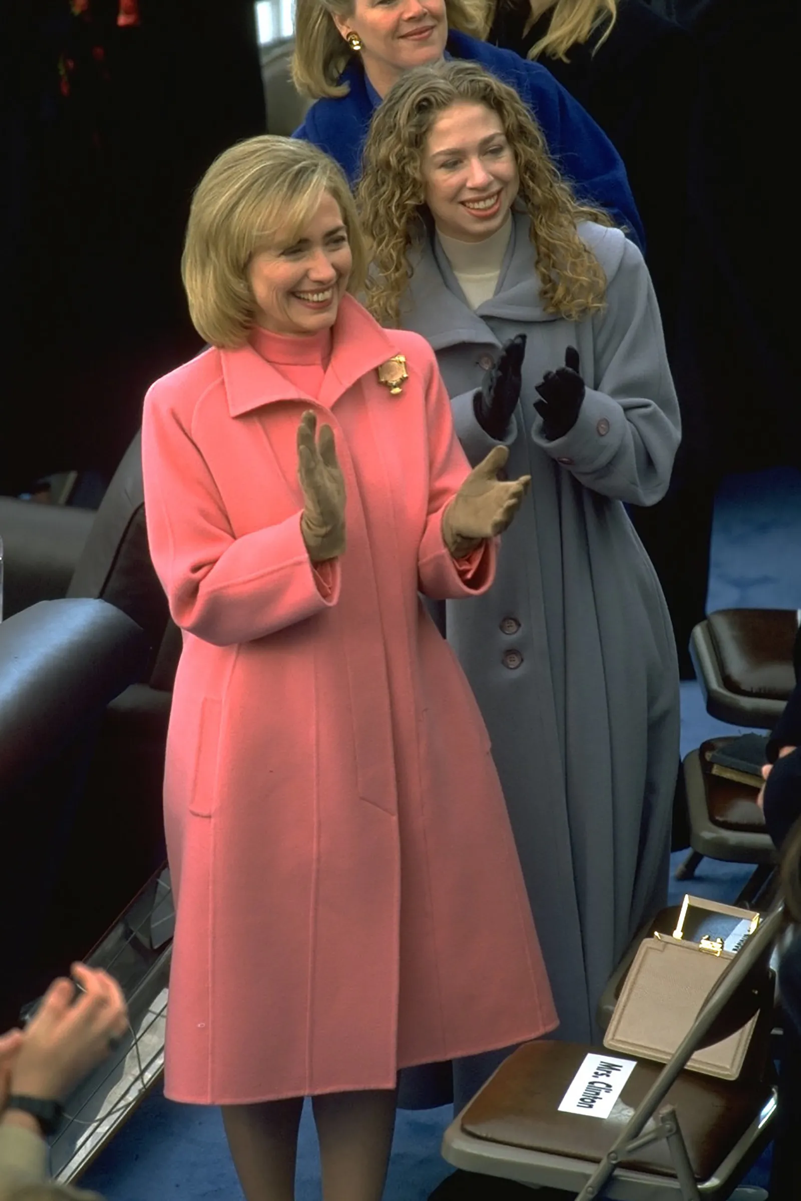 Hillary Clinton droeg een koraalkleurig Oscar de la Renta-set in 1997.