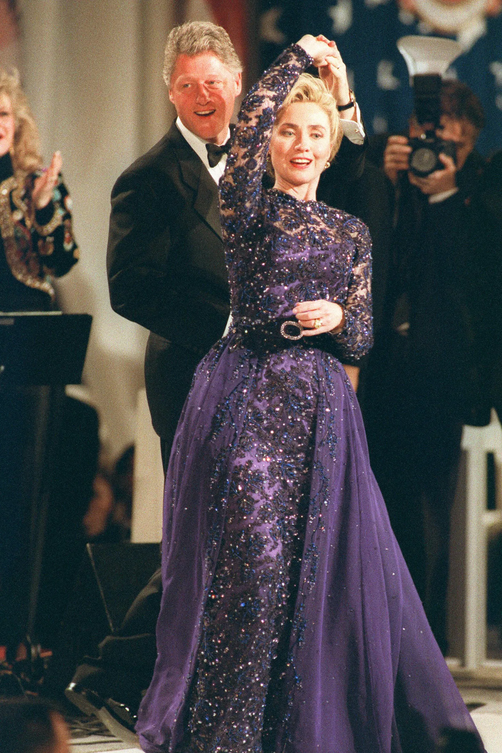 Bill Clinton en Hillary Clinton in een jurk van Sarah Phillips in 1993.
