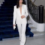 Irina Shayk draagt een wit pak van Mango in Cannes