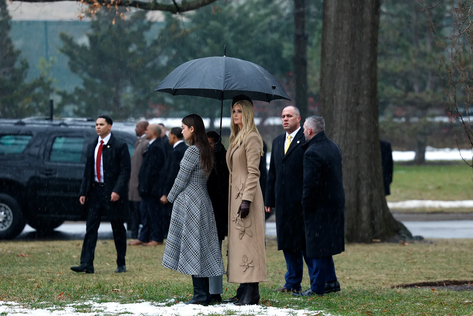 Ivanka Trump na een kranslegging afgelopen weekend. Ze droeg Oscar de la Renta.