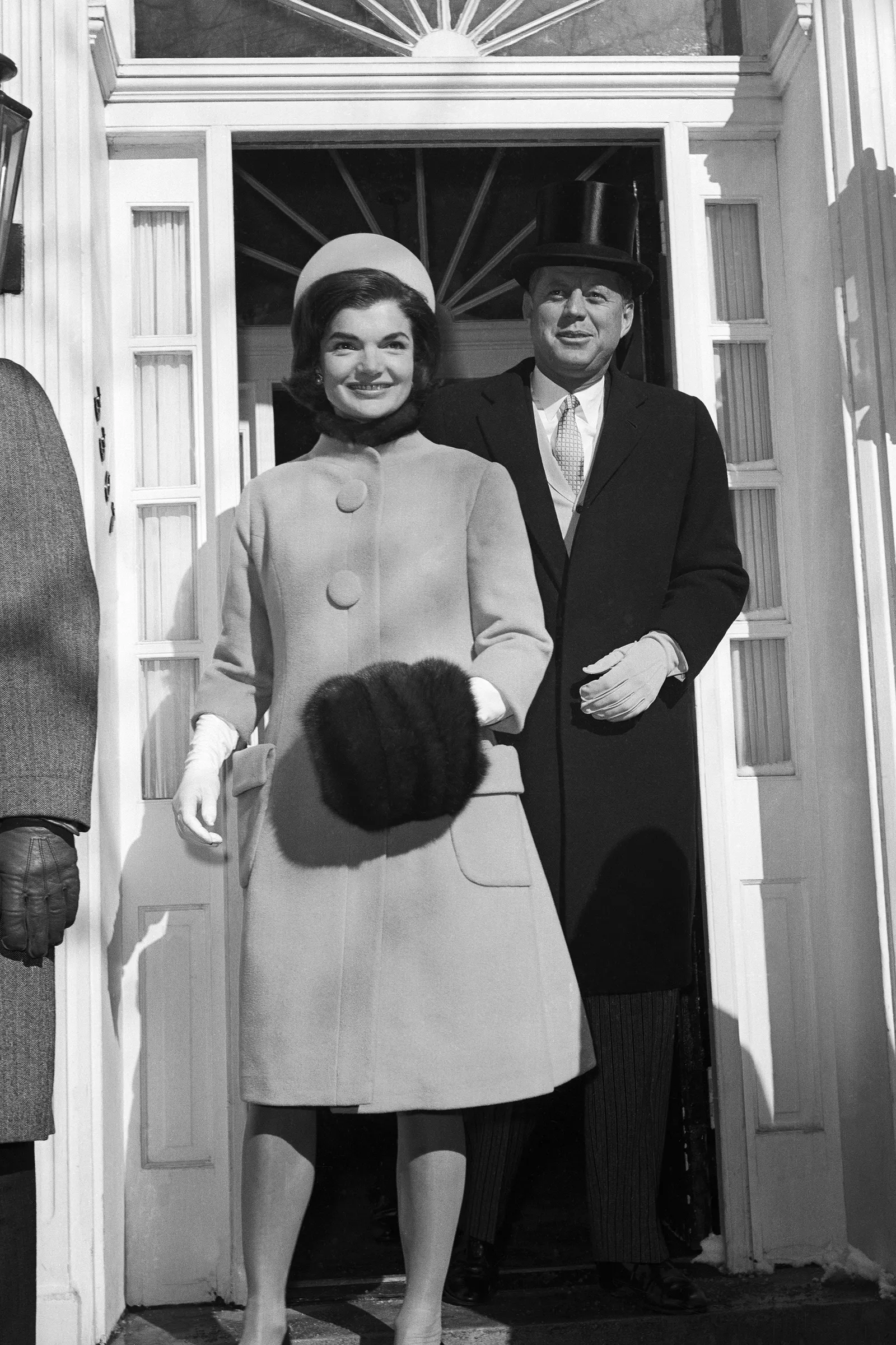 Jacqueline Kennedy maakte haar look af met een furry hoed. 