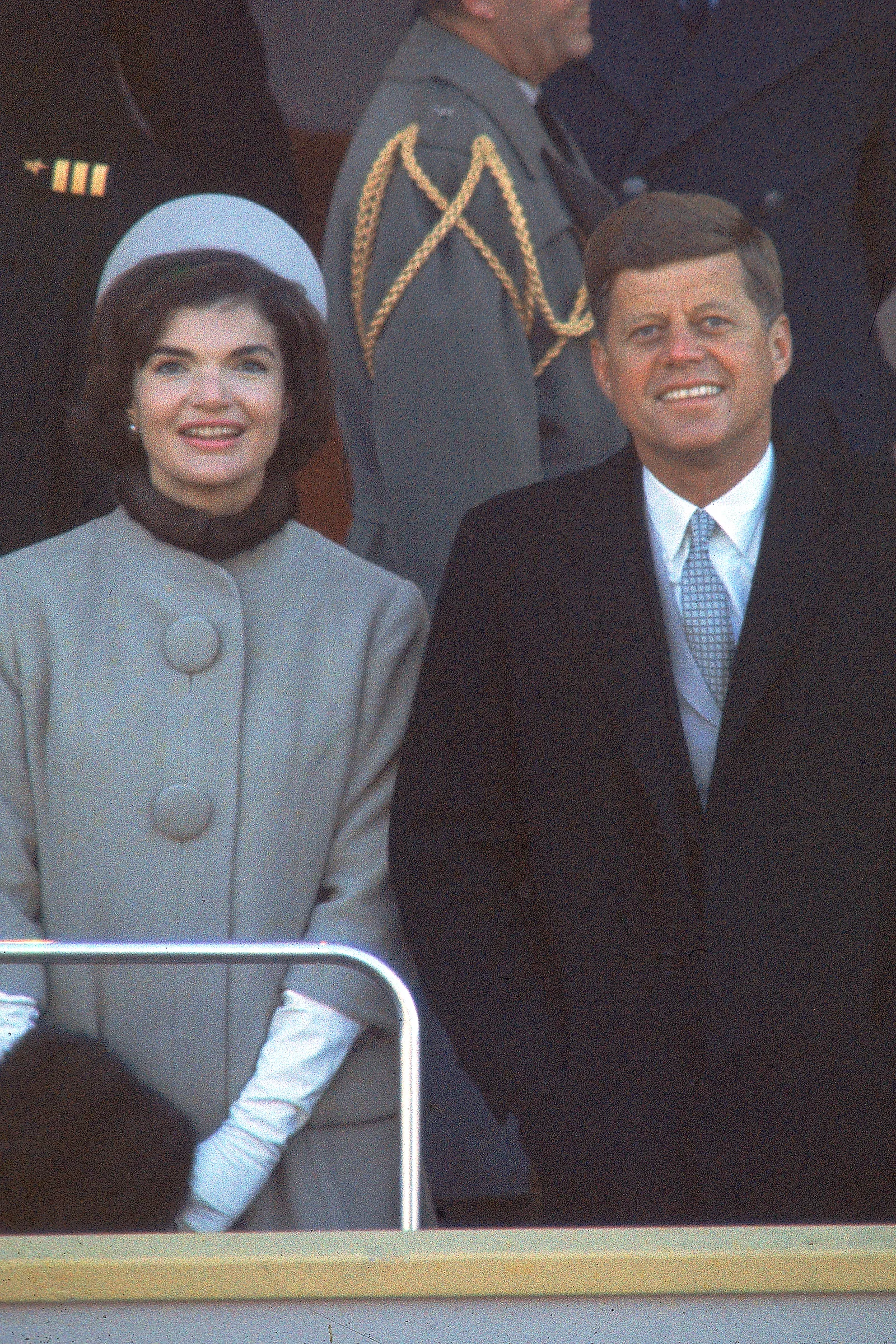 Jacqueline Kennedy in een pak van Oleg Cassini met John F. Kennedy bij zijn inauguratie in 1961.