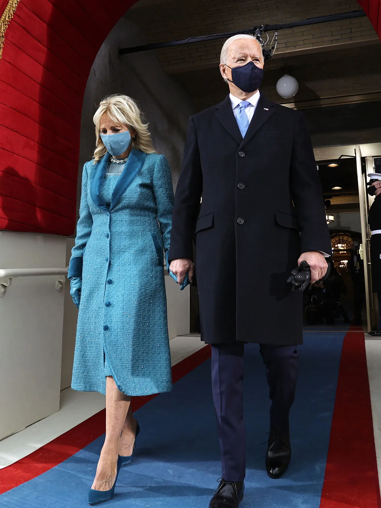 Jill Biden in een Markarian-look, en Joe Biden in 2021.
