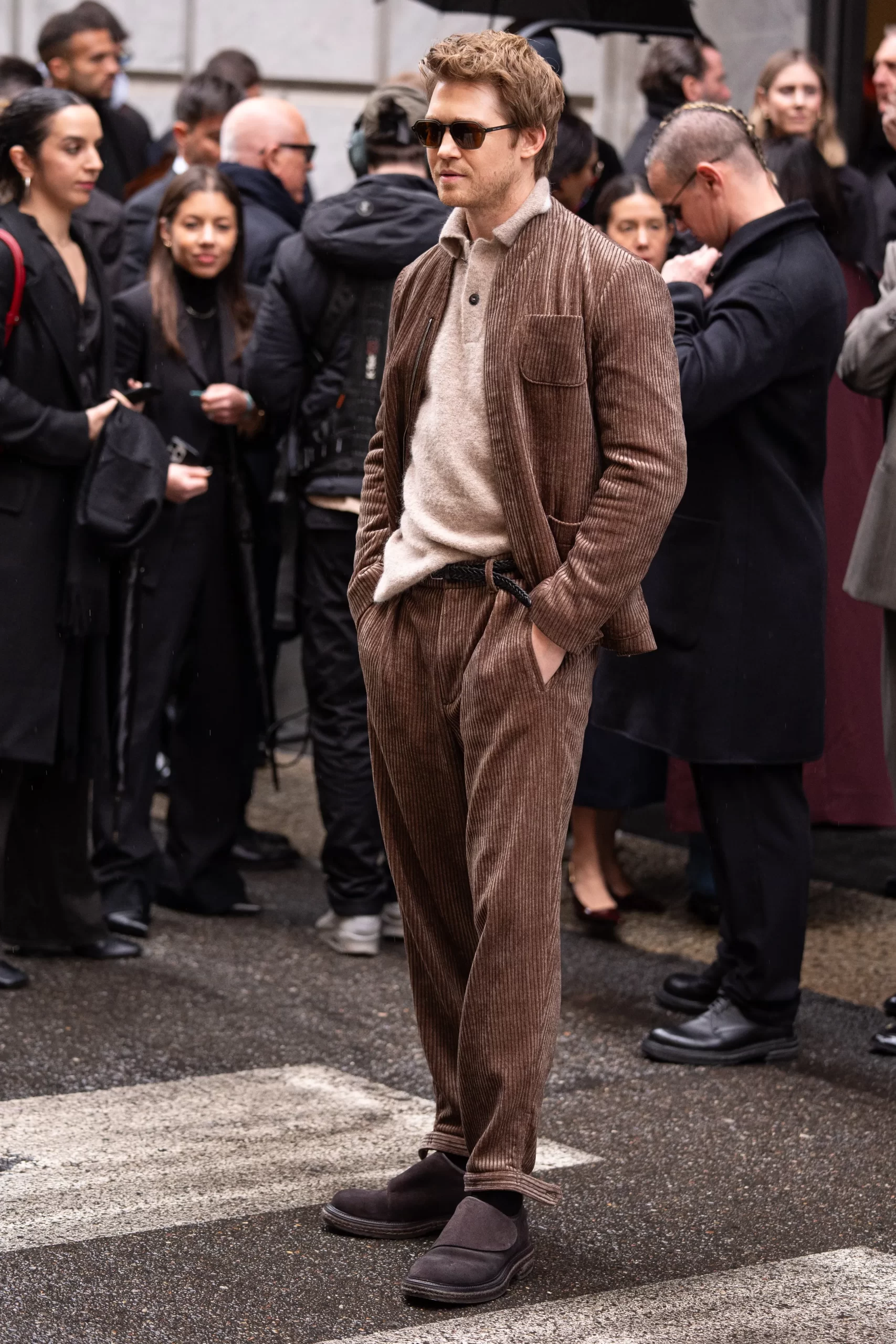 Joe Alwyn bij Giorgio Armani is een van de beroemdheden bij de herfst/winter 2025-mannenmodeshows