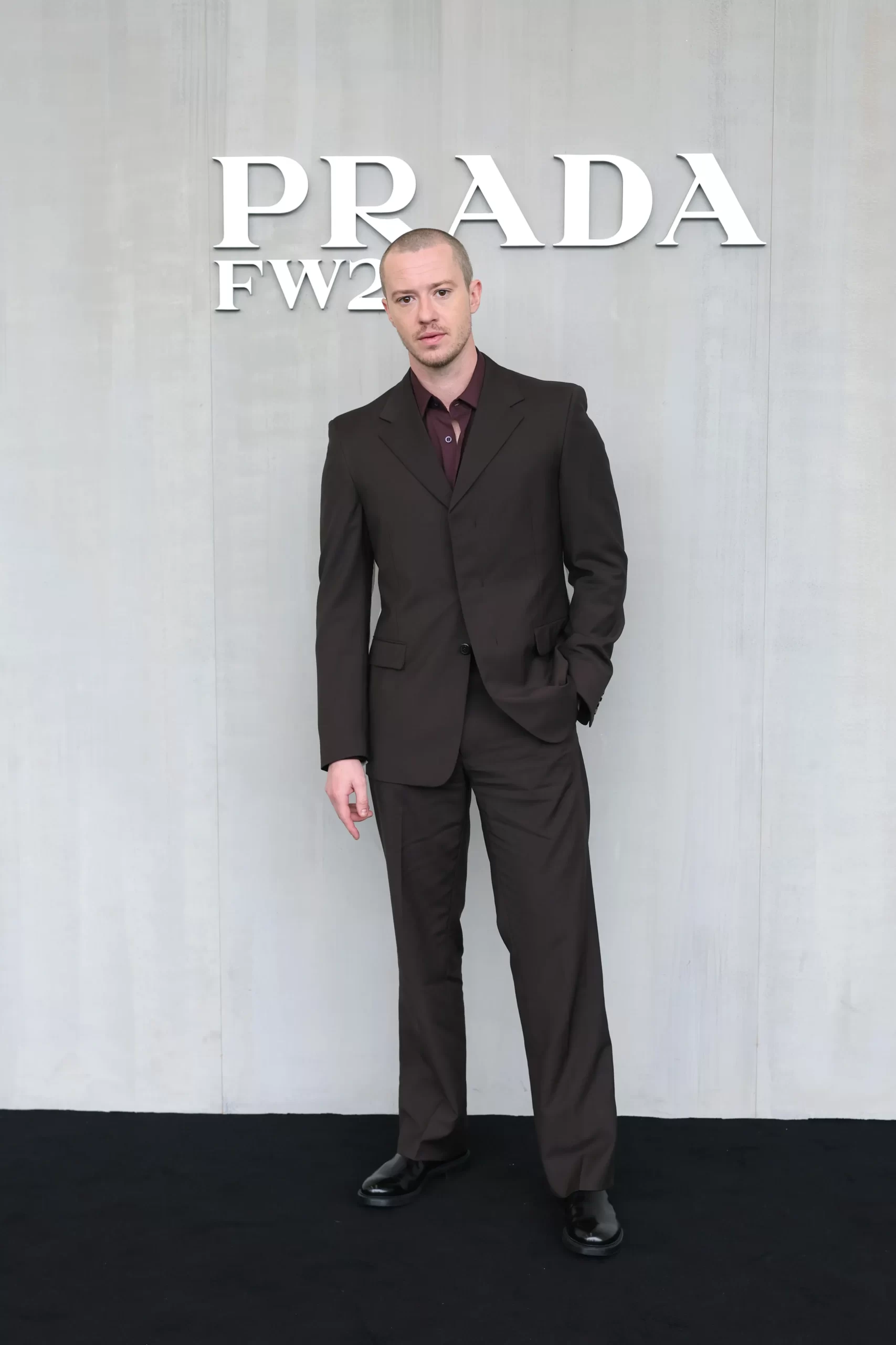 Joseph Quinn bij Prada is een van de beroemdheden bij de herfst/winter 2025-mannenmodeshows