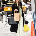 Katie Holmes draagt mintgroen in de winter