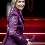 Koningin Máxima draagt een jas van Claes Iversen in de kleur pruim