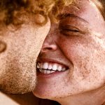 koppel lachend vrolijk