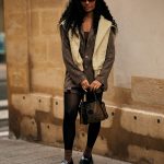 Een streetstyler draagt loafers in Parijs