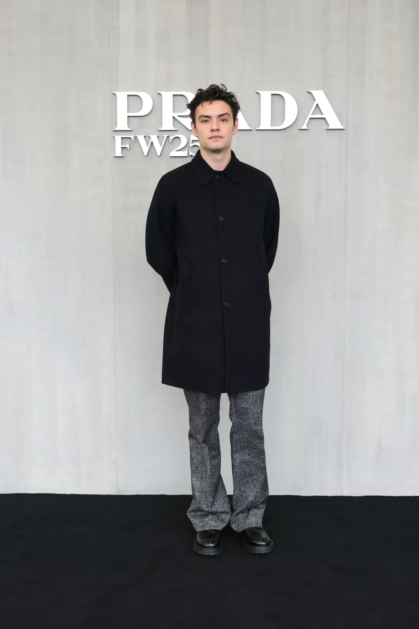 Louis Partridge bij Prada is een van de beroemdheden bij de herfst/winter 2025-mannenmodeshows
