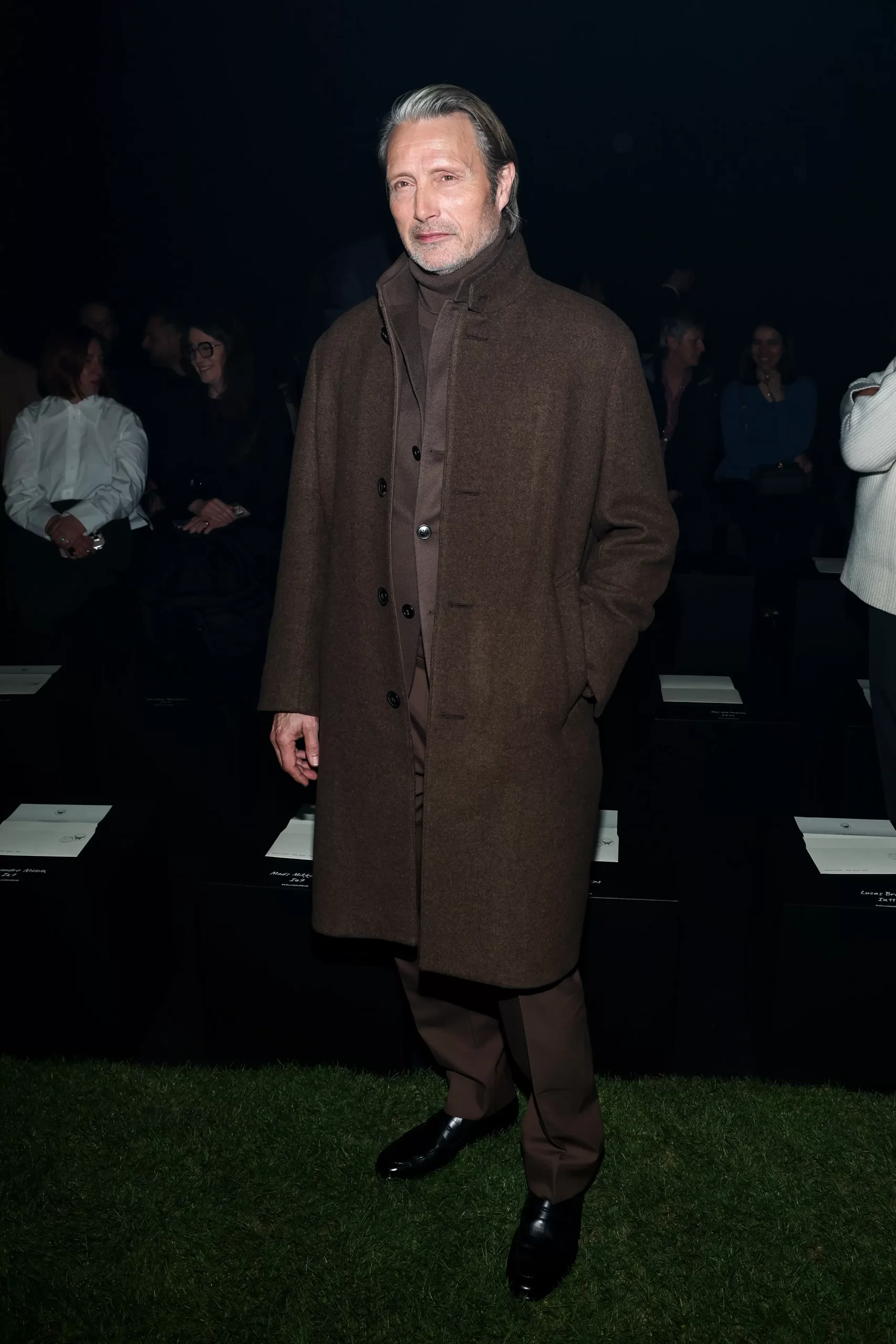 Mads Mikkelsen bij de herfst/winter 2025-mannemodeshow van Zegna