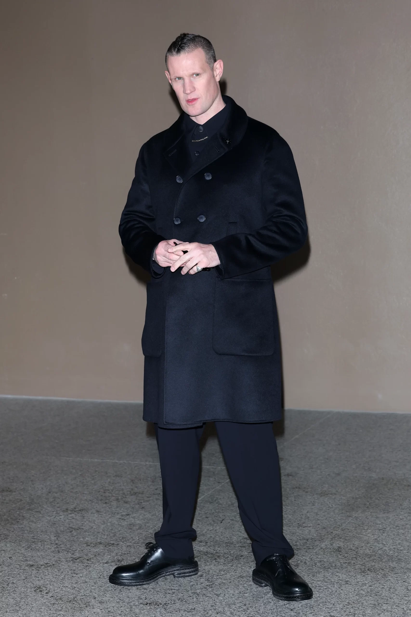 Matt Smith bij Giorgio Armani is een van de beroemdheden bij de herfst/winter 2025-mannenmodeshows