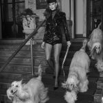 Model doet aan traplopen in Vogue's november 2024-nummer