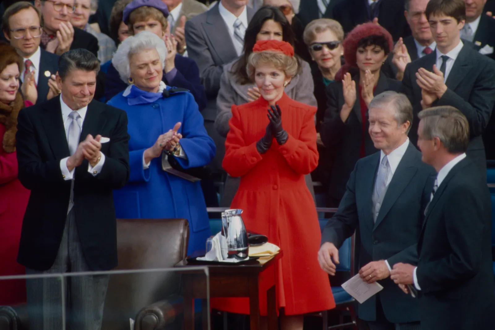 Ronald Reagan, Barbara Bush, Nancy Reagan, Jimmy Carter en Walter Mondale tijdens Reagans eerste inauguratie in 1981.