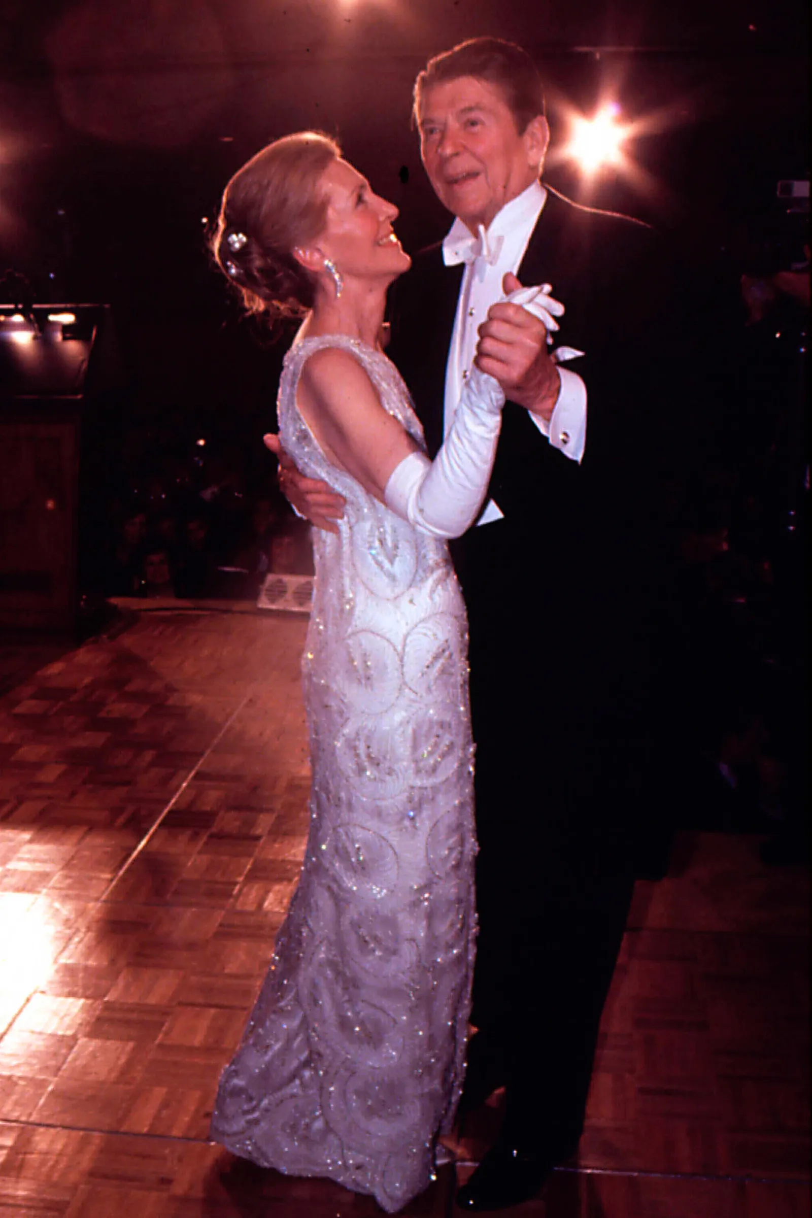 Ronald Reagan danste met Nancy Reagan, gekleed James Galanos, in 1981.