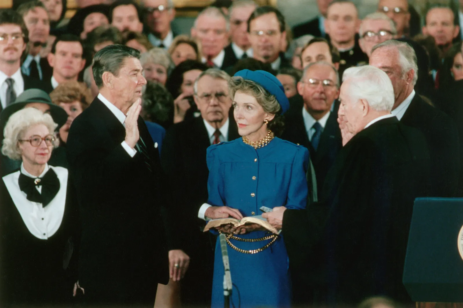 Nancy Reagan droeg Adolfo tijdens de tweede inauguratieceremonie van haar man in 1985.