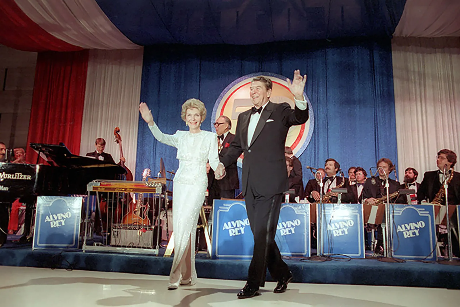 Nancy Reagan droeg een Art Deco-jurk van James Galanos bij de tweede inauguratie van haar man in 1985.