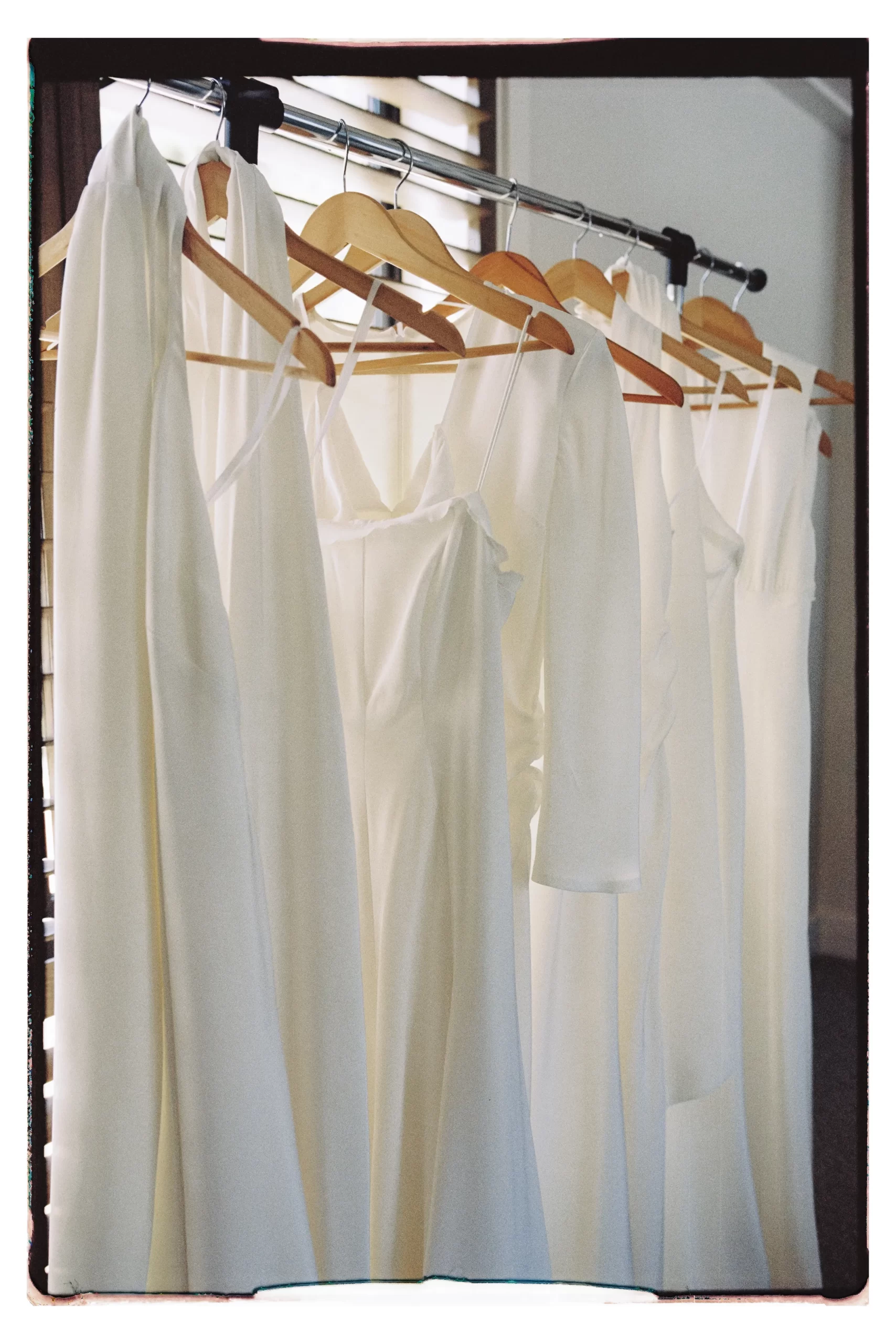 Jurken van de bruid en bruidsmeisjes