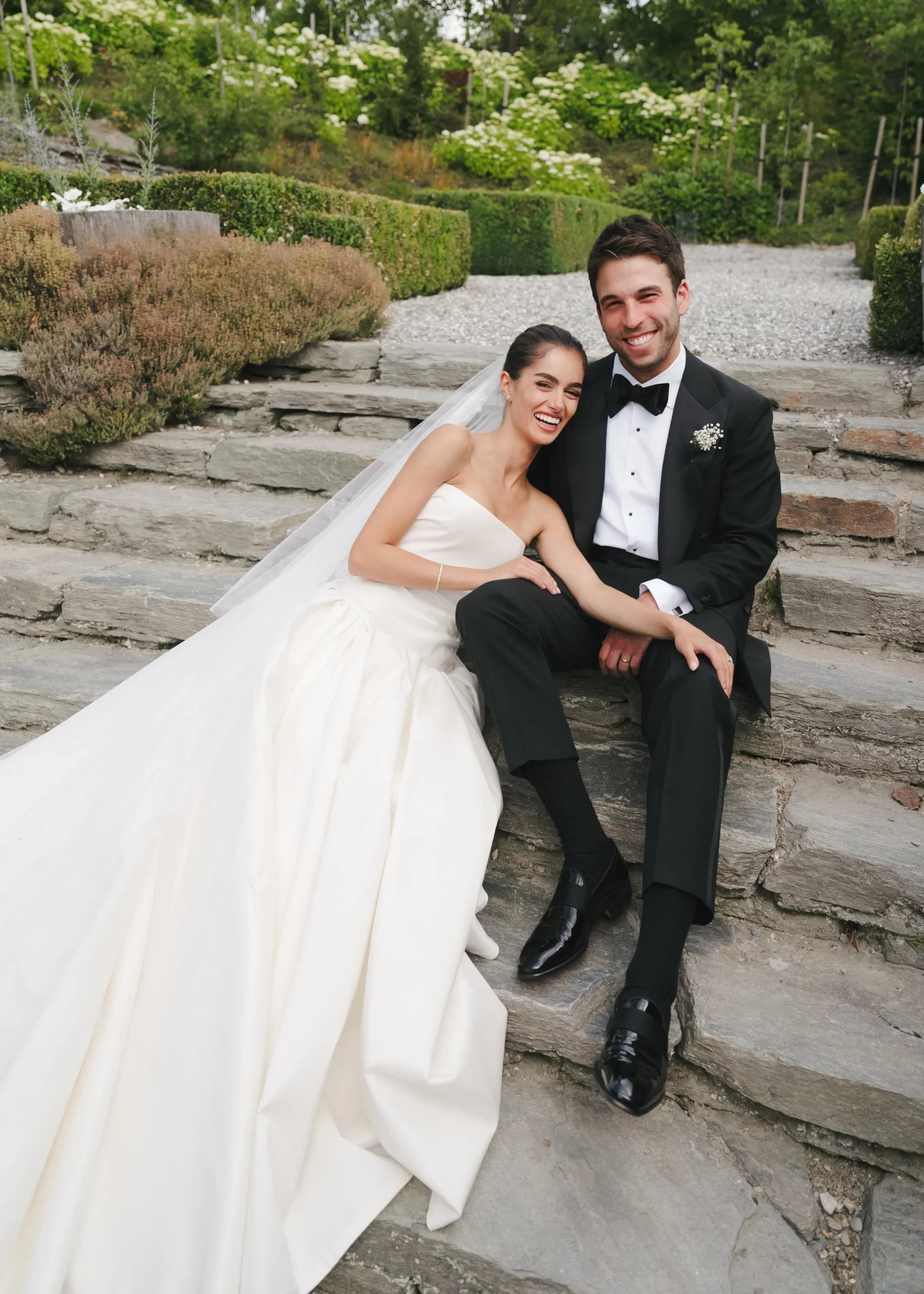 Bruidspaar zit op trappen