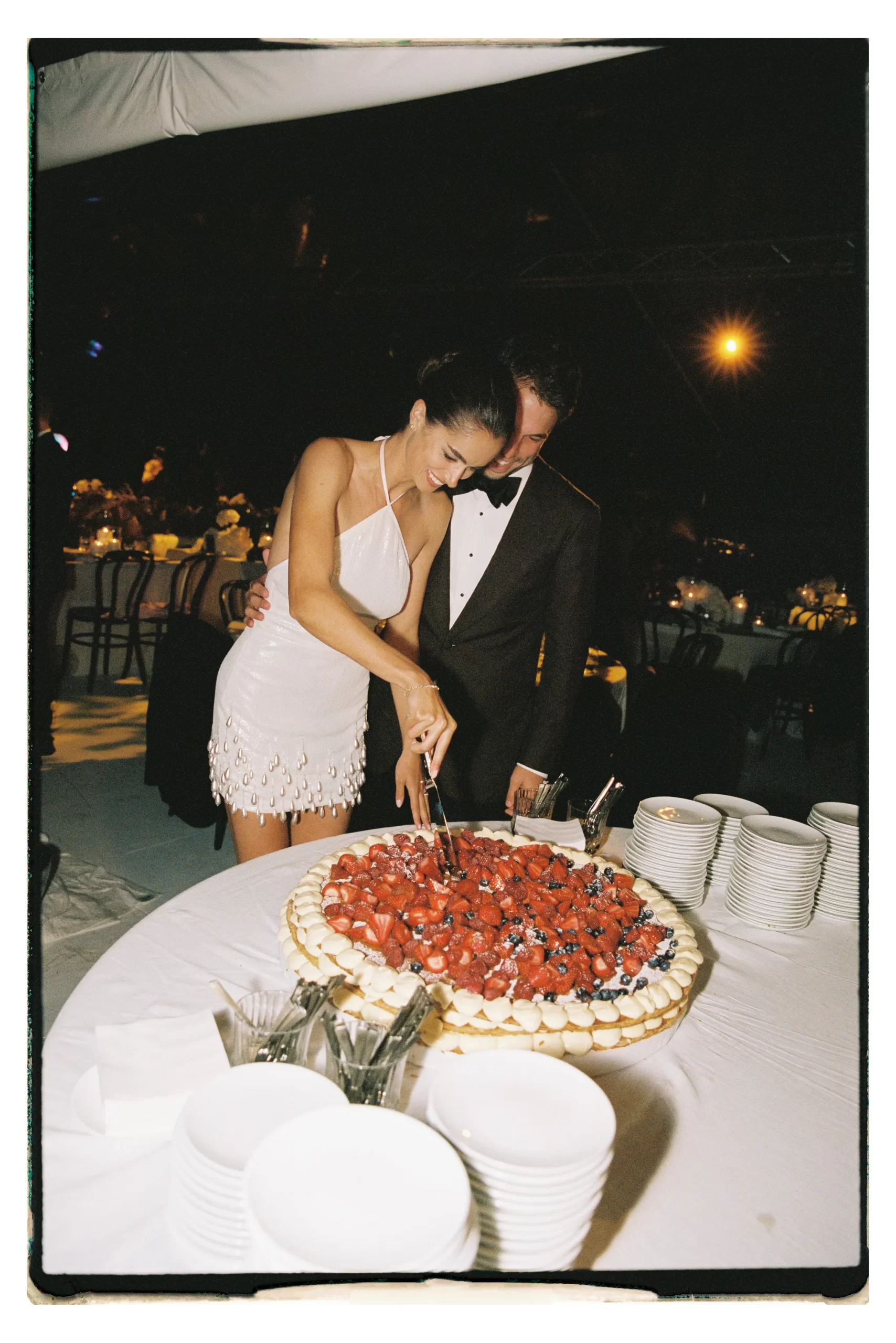 Bruidspaar snijdt taart aan