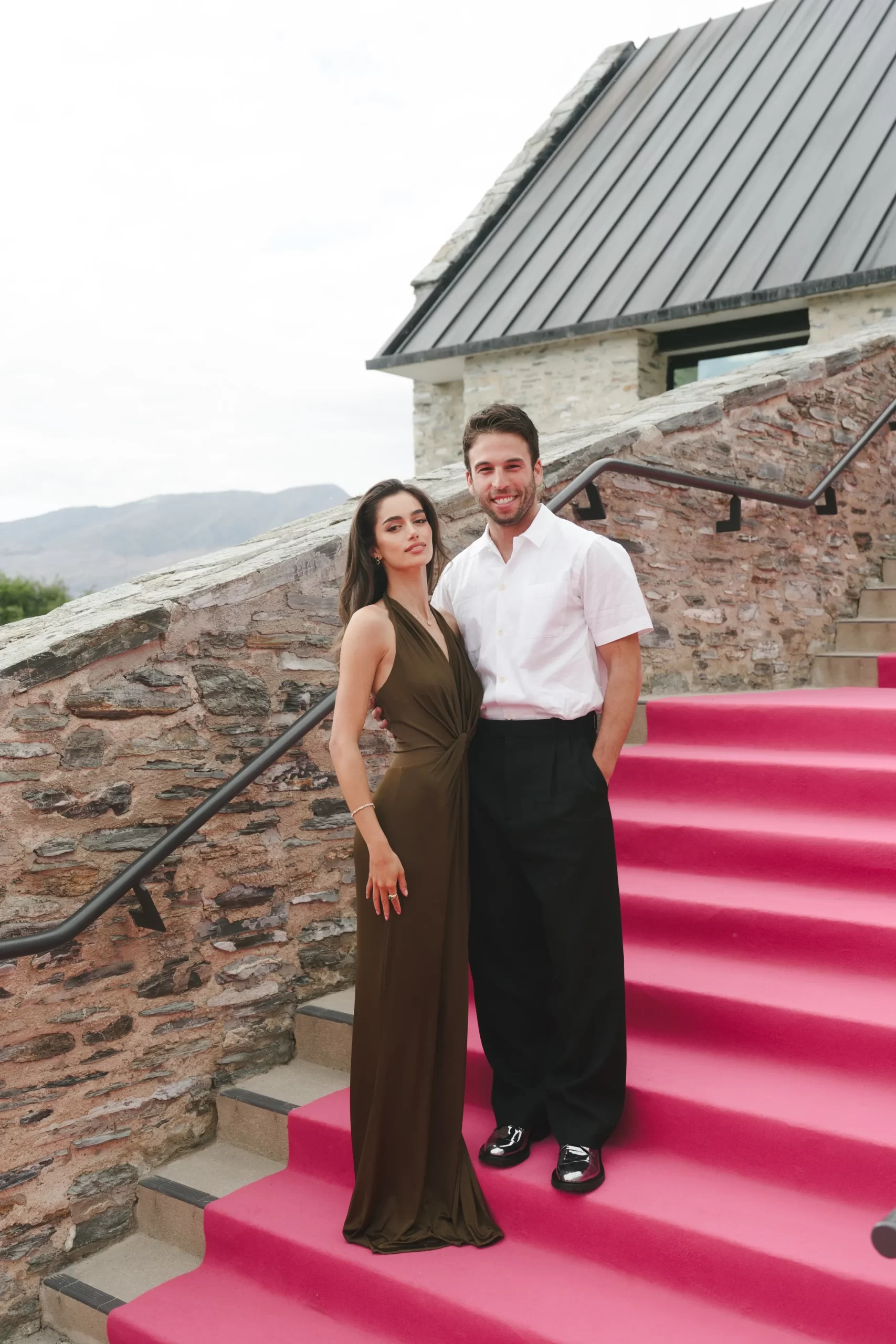 Koppel in dagoutfit voor de bruiloft