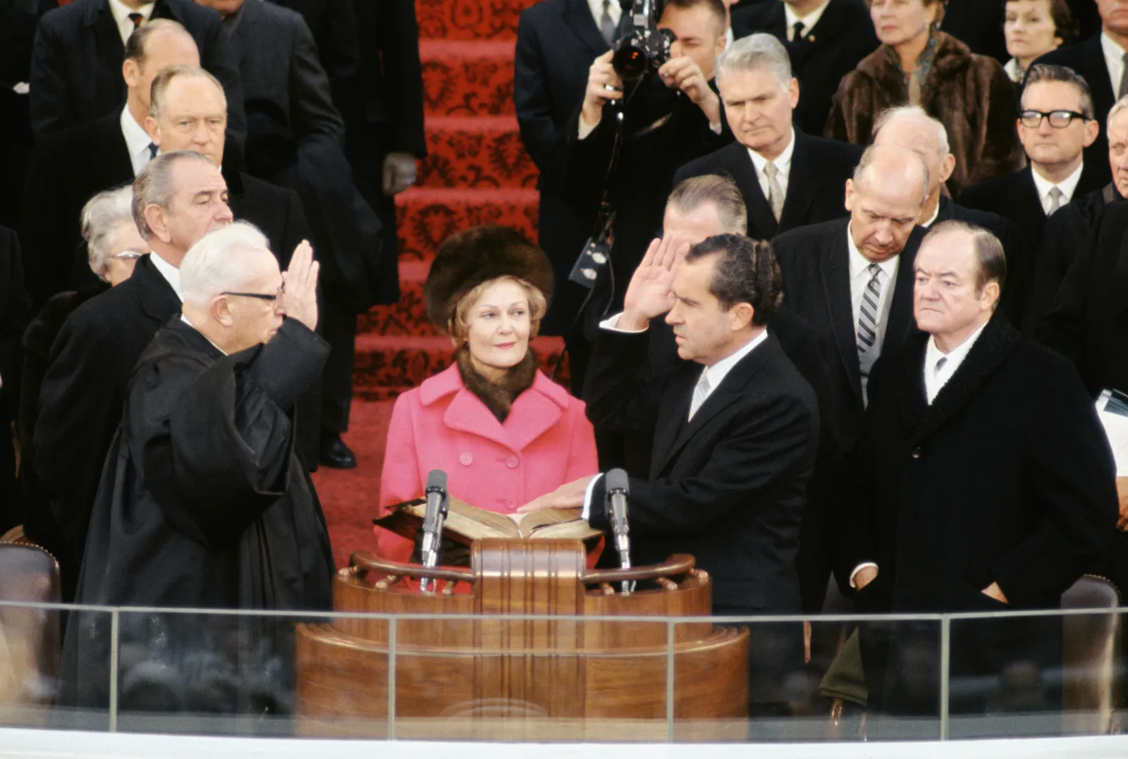 Pat Nixon in een fuschiakleurige double-breasted jas van Jay Sarnoff Custom Couture tijdens de ceremonie in 1969.