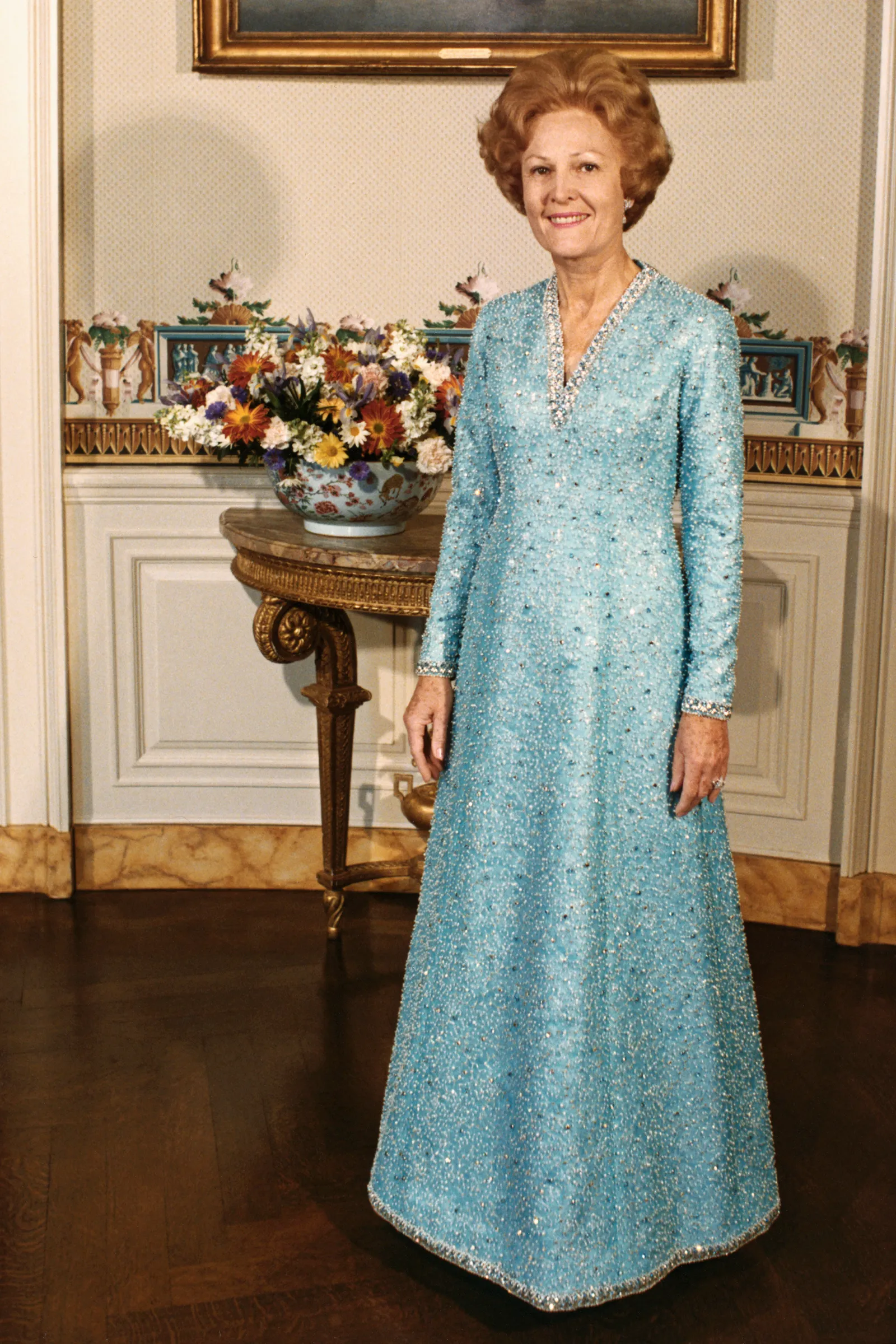 Pat Nixon in haar tweede inaugurele baljurk, ontworpen door Adele Simpson uit New York, in 1973.