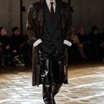 Saint Laurent mannenshow met hoge leren laarzen