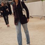 Een streetstyler in Parijs draagt een straight-leg jeans