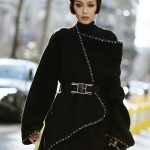 Een streetstyler draagt een winterse muts in Parijs